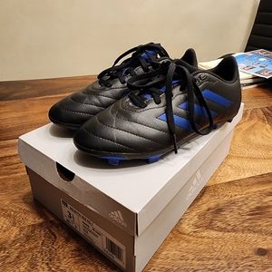 Big kids Adidas soccer cleats. Size 3 1/2
